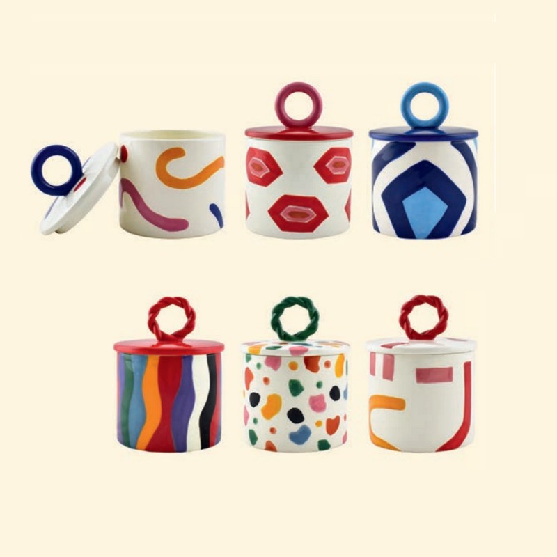 Barattolo da cucina in ceramica a pois rossi e linee colorate, dipinto a mano